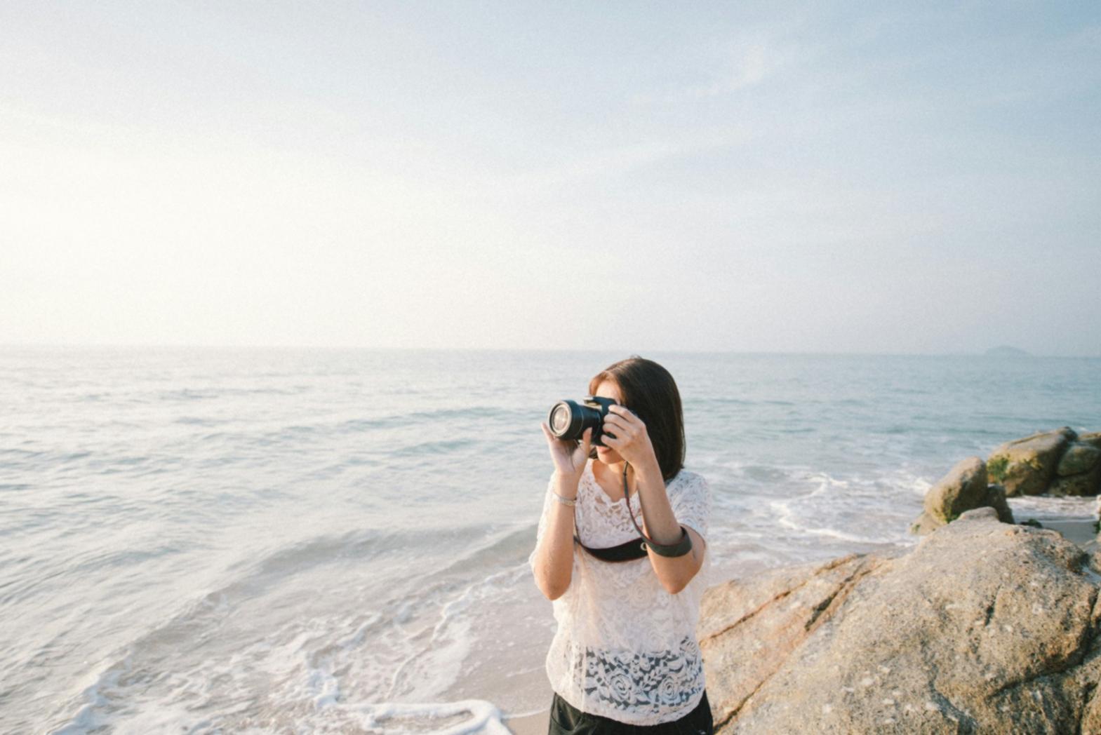Estudiante trabajando en fotografía de productos profesional